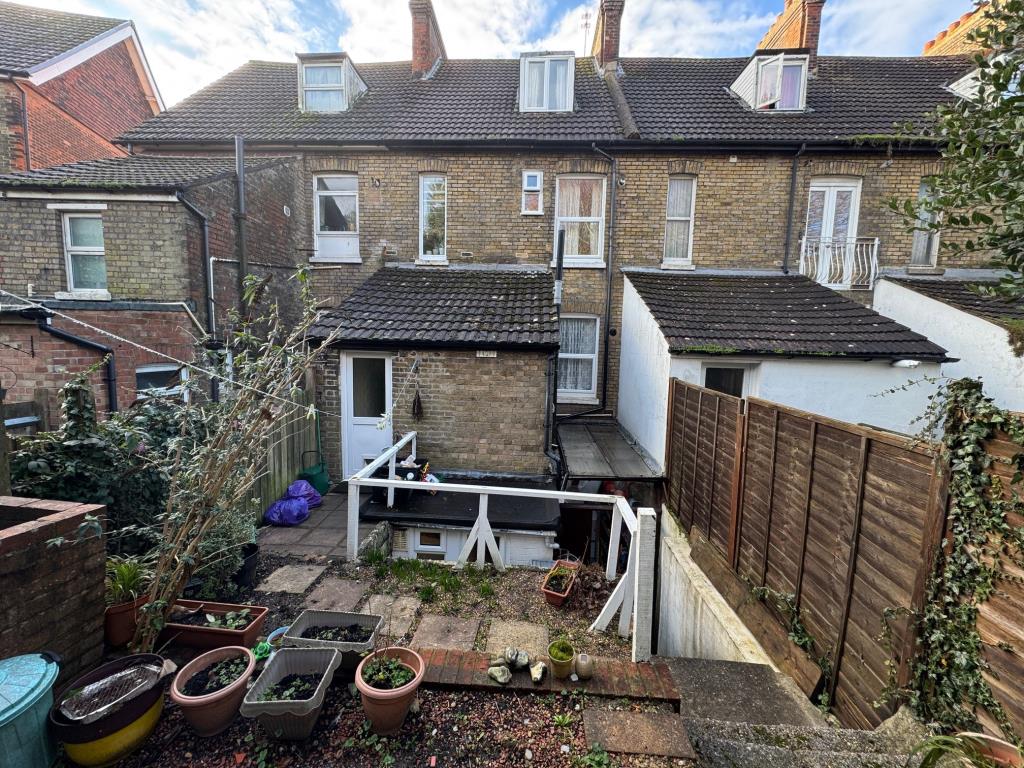 Lot: 135 - FREEHOLD INVESTMENT OF THREE FLATS - Rear elevation